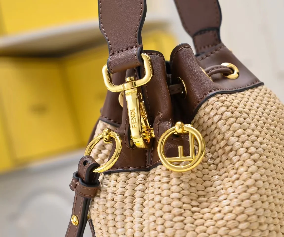 Hot selling cowhide material hand-held crossbody bag - Image 8